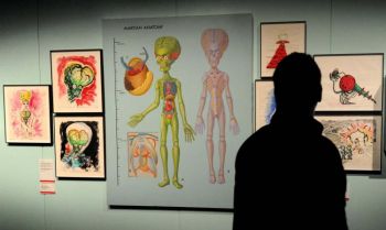 Посетитель смотрит на анатомию марсианина на выставке «Мельбурнские зимние шедевры 2010», где представлена карьера Тима Бертона, как директора, концепт - художника, иллюстратора и фотографа. Фото: WILLIAM WEST/AFP/Getty Images