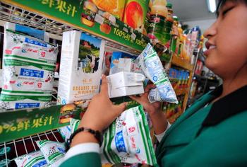 У пекінському супермаркеті знімають з продажу молоко, випущене до 14 вересня. Фото: FREDERIC J. BROWN/AFP/Getty Images