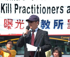 Питер, первый человек, который рассказал миру о Суцзятунь выступает на пресс-конференции на площади Мак Ферсон в Вашингтоне. Фото: Великая Эпоха