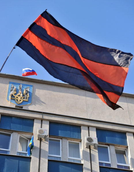 Захоплена будівля СБУ в Луганську, 8 квітня 2014 року. Фото: GENYA SAVILOV/AFP/Getty Images