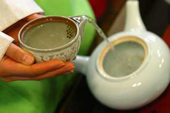 Зелений чай, крім всього, ще і сприяє схудненню.Фото: Chung Sung-Jun/Getty Images