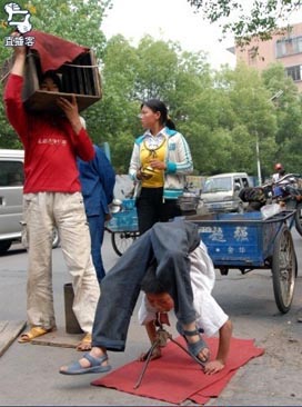 Діти заробляють собі на життя вуличними виступами. Фото з secretchina.com