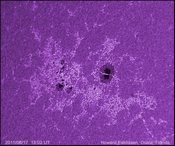 Темна пляма на Сонці ділиться навпіл. Фото: www.spaceweather.com