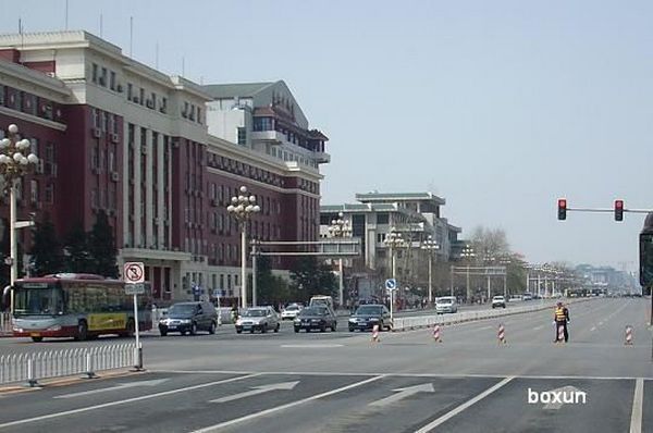Зона строгого контроля допуска на площадь Тяньаньмэнь начиналась в радиусе 2 км от церемонии. Фото с boxun.com 