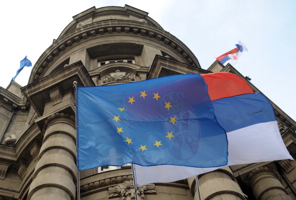 Прапори Сербії та ЄС, Белград. Фото: ALEXA STANKOVIC/AFP/Getty Images