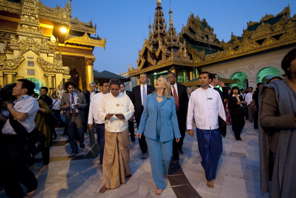 Госсекретарь США Хиллари Клинтон совершила историческую поездку в Мьянму. Янгон, Мьянма, пагода Шведагон, 1 декабря 2011 год. Фото: Bronstein/Getty Images 