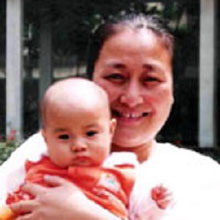 Чжан Ляньин со своей маленькой дочкой перед тем, как её похитили. Фото: Clearwisdom.net