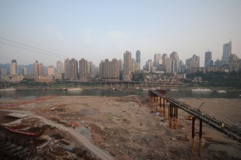 Колись велика річка Цзялін біля міста Чунцин в Китаї тепер виглядає як струмок. 5 травня 2011 Фото: The Epoch Times