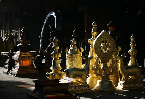 ТИБЕТ: Ремесленная мастерская по изготовлению медных фигур. Фото: China Photos/Getty Images