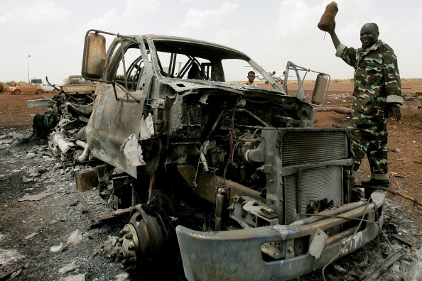 Суданский солдат проходит мимо поврежденной машины в аэропорте г. Хэглиг, 23 апреля 2012 г. Фото: ASHRAF SHAZLY/AFP/Getty Images