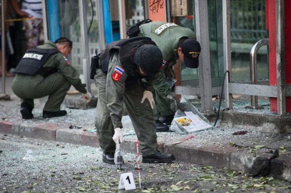 Тайські поліцейські оглядають місце вибуху в Бангкоку 14 лютого 2012. Фото: Nicolas Asfouri /AFP/Getty Images