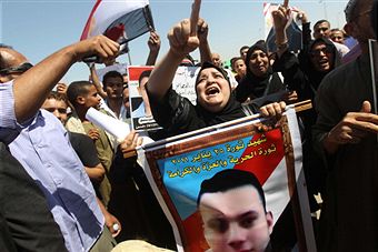 Єгиптянка тримає фотографію загиблого родича біля стін поліцейської академії на околиці Каїра, де проводиться суд над Мубараком 3 серпня 2011. Фото Khaled Desouki / Getty Images 
