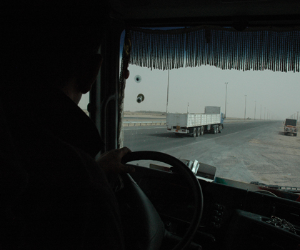 Тенисон Перера ведет свой грузовик в направлении иракской границы. Он на пути к американскому посольству в Багдаде
