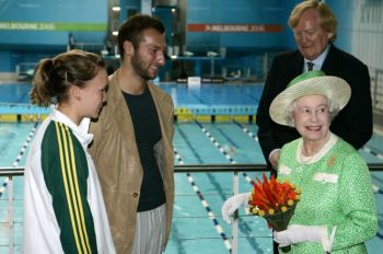 Королева Єлизавета II спілкується з австралійськими пловцями Кайлі Палмер (Kylie Palmer) і Яном Торпом (Ian Thorpe). Поруч Рон Уокер (Ron Walker), голова корпорації Ігор Співдружності, який прибув до Австралії з 5-денним візитом для відкриття вісімнадцяти
