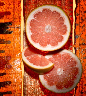 Нарингенин - антиоксидант, который придает грейпфруту горьковатый вкус, усиливает процесс расщепления жиров в печени и повышает чувствительность организма к гормону инсулин. Фото: StockFood Creative/Getty Images