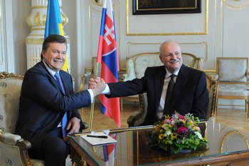 Словацкий президент Иван Гашпарович и Президент Украины Виктор Янукович на встрече в Братиславе 17 июня 2011. Фото: SAMUEL KUBANI/Getty Images