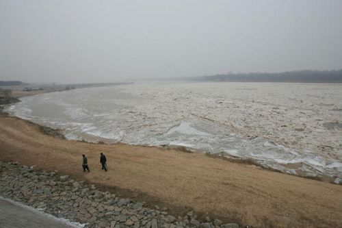 Стихійне лихо в Китаї. Річка Хуанхе. Місто Цзінань провінції Шаньдун. 28 січня. Фото: China Photos/Getty Images 