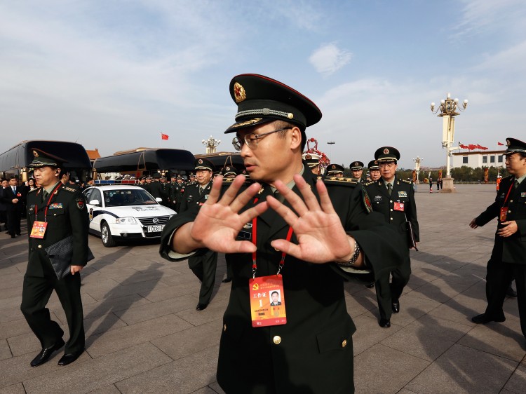 Солдат намагається перешкодити фотозйомці на площі Тяньаньмень 7 листопада в Пекіні. 18 з’їзд компартії Китаю буде проходити з 8 по 14 листопада. У цей час нові партійні лідери приймуть присягу. Фото: Lintao Zhang/Getty Images