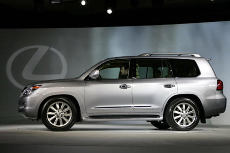 В Нью-Йорке представлен новый Lexus LX570 (Toyota Land Cruiser). Фото: STAN HONDA/AFP/Getty Images