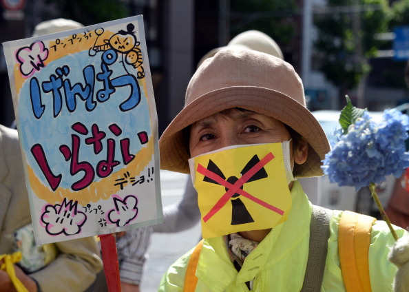 Одна з учасників протесту проти використання ядерної енергії. 2 червня 2013 року, Токіо, Японія. Фото: AFP PHOTO / TOSHIFUMI KITAMURA