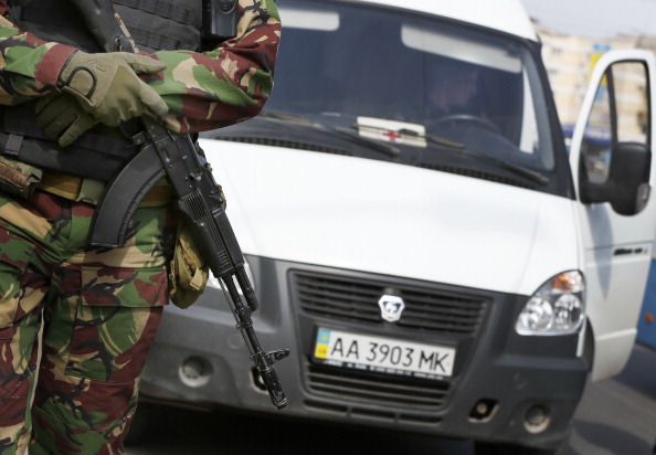 Перевірка автотранспорту в Сімферополі, Крим, 1 квітня 2014 року. Фото: MAX VETROV/AFP/Getty Images