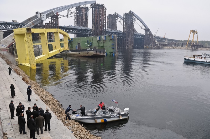 Будівельний кран впав у Києві на будівництві мосту. Фото: Володимир Бородін / The Epoch Times Україна