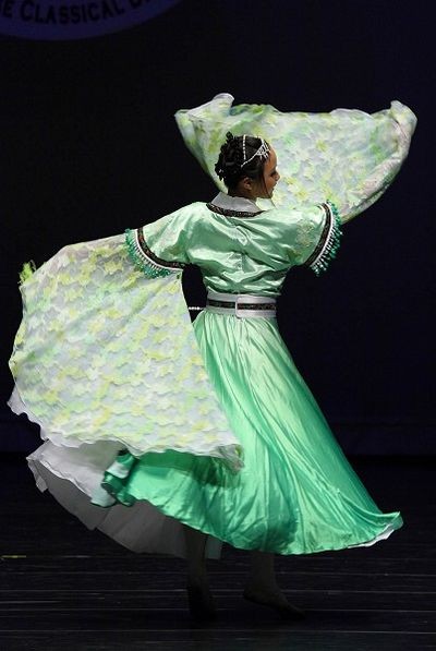 Учасники Всесвітнього конкурсу китайського танцю демонструють свою майстерність. Фото: У Байхуа/The Epoch Times 