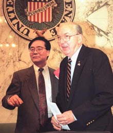 Сенатор Джесс Хелмс (Республиканская партия США) рядом с Гарри Ву (слева) во время обнародования 4 мая на Капитолийском холме доказательств об использовании в Китае для пересадки органов заключенных, приговоренных к смерти. Amnesty International и Asia Wa