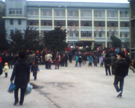 Страйк працівників текстильного заводу м. Менянь провінції Сичуань. Фото з secretchina.com