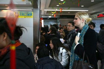 Иностранка, ищущая работу в Пекине. Фото: China Photos/Getty Images