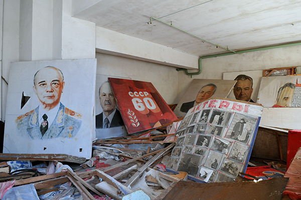 Плакати з радянськими героями розкидані в кімнаті одного з будинків у Прип'яті. Фото: Володимир Бородін/The Epoch Times