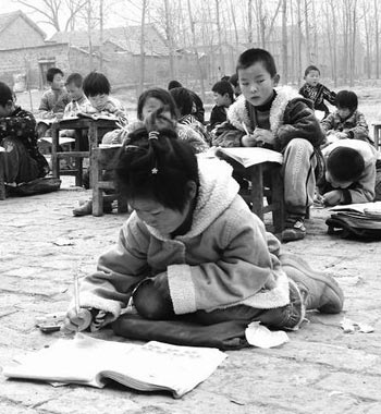 Из-за долгов школы школьники вынуждены учиться на улице под открытым небом. Фото с epochtimes.com