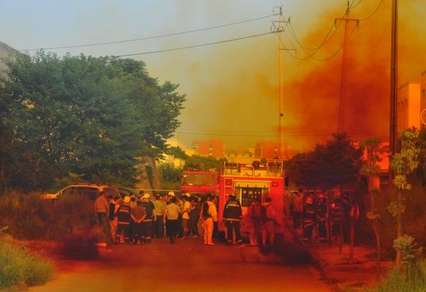 Вся, прилегающая к очагу утечки кислоты улица, была покрыта жёлтым ядовитым дымом. Провинция Чжецзян. Сентябрь 2010 год. Фото с epochtimes.com