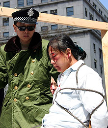 Имитация пыток в тюрьмах Китая. Фото: Великая Эпоха