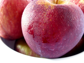Яблука зміцнюють здоров’я та омолоджують організм. Протягом дня з’їдайте 3–4 яблука. Фото: morguefile.com