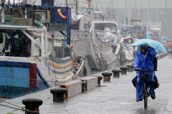 Мощный тайфун «Сонгда», обрушившийся на восток Тайваня 27 мая 2011 г., в выходные изменил свой курс на южную часть Японии. Фото: Getty Images/SAM YEH
