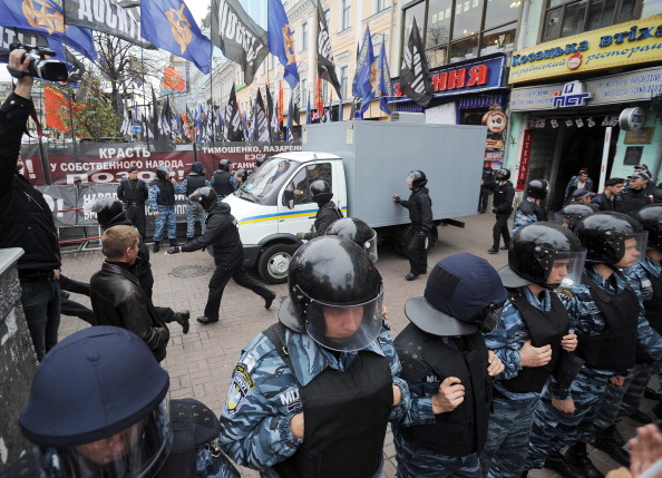 «Беркут» розчищає Хрещатик від прихильників Тимошенко. Фото: POLEZHAKA SERGEY/AFP/Getty