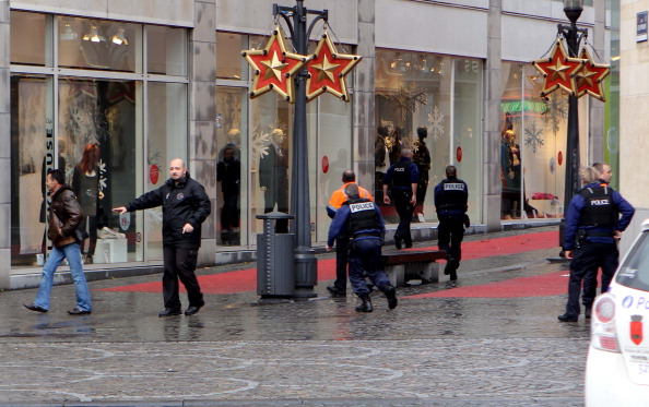Поліція на площі Сен-Ламбер міста Льєж, де двоє невідомих обстріляли мирних громадян 13 грудня 2011 року. Фото: MICHEL KRAKOWSKI/AFP/Getty Images