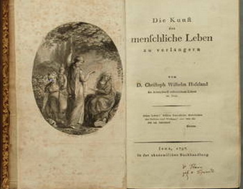 Титульна сторінка з книги Хуфеланда «Мистецтво продовження людського життя». На малюнку Крістіана Фрідріха Штельцеля: Клото (Прядильниця) пряла нитку людського життя, Лахесіс (Дарувальниця) вела її крізь всі мінливості долі, Атропа (Невідворотна) перетин