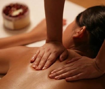 Спочатку китайський масаж проводять легким дотиком, дотримуючись ритму масажних рухів, поступово збільшуючи тиск. Фото: www.vgoroden.ru