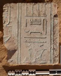 Плитка із давньоєгипетськими ієрогліфами. Фото: news.leiden.edu