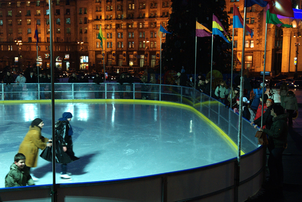 Ледовый каток установили в Киеве на площаде Независимости. Фото: Владимир Бородин/The Epoch Times