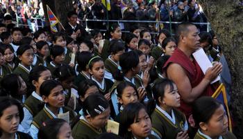 Каждый год многочисленнее тибетские дети, рискуя жизнью, переходят через Гималаи, чтобы учить свой язык и культуру. Фото: MANAN VATSYAYANA/AFP/Getty Images