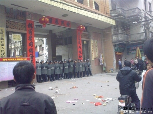 Полицейские защищают от демонстрантов здание администрации. Провинция Гуанси. 12 февраля 2011 года. Фото с epochtimes.com