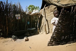Девочка-беженка из Дарфура (регион на Западе Судана) ждет около своей палатки, в лагере для суданских беженцев, организованном неправительственной организацией «Восточный Чад» в Гаага, на границе с Дарфуром. ЧТО ЖДЕТ или КОГО ЖДЕТ. Фото: Olivier Laban-Mat