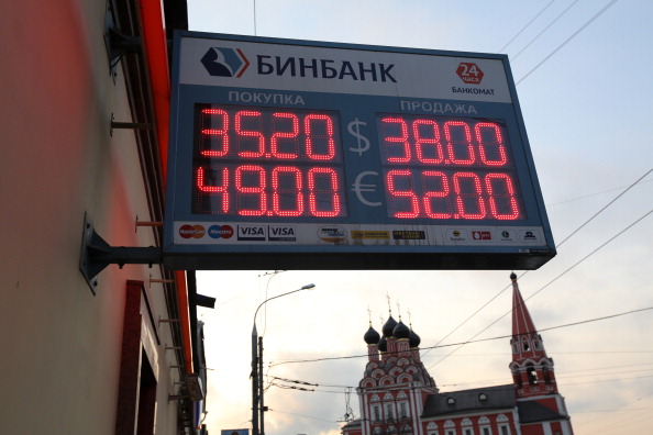 Курс рубля до іноземної валюти в Москві 4 березня 2014 року. Фото: Andrey Rudakov/Bloomberg via Getty Images