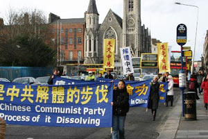 У суботу, 2 лютого, в столиці Ірландії Дубліні пройшов парад на підтримку 31 мільйона китайців, що вийшли з Комуністичної партії Китаю (КПК). Фото: Велика Епоха