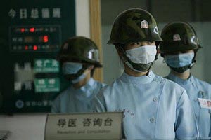 Останні декілька днів у лікарні Шанся міста Шенчжоу весь обслуговуючий медперсонал на роботі носить металеві каски, що виглядає досить кумедно й смішно, і викликає подив у відвідувачів. Фото: epochtimes.com