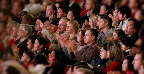 Заповнений глядачами зал Radio City Music Hall (Нью-Йорк) на концерті трупи «Шеньюн» 9 лютого. Фото: Ма Ечжі/Велика Епоха