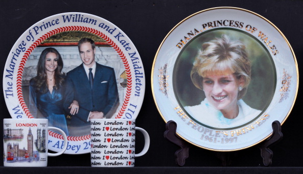 Пам'ятні порцелянові сувеніри із зображенням принцеси Уельської Діани (праворуч) та королівського подружжя принца Вільяма і Кейт Міддлтон. фото: ADRIAN DENNIS/AFP/Getty Images